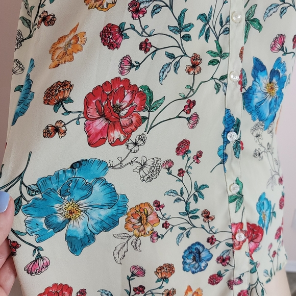 Express the portofino shirt watercolor floral sleeveless button down - Picture 5 of 9